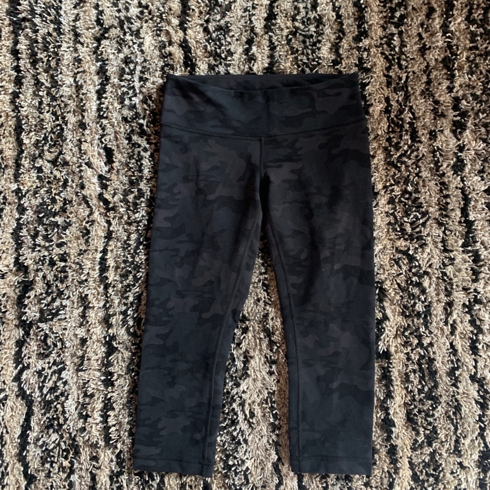 Lululemon Black camo cropped leggings size 6
